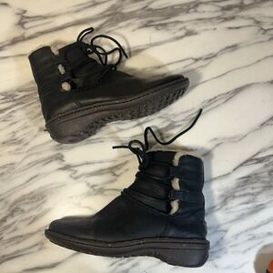 UGG Caspia Shearling Lined Leather Ankle Boot Women Size 7 Black Lace Up Booties